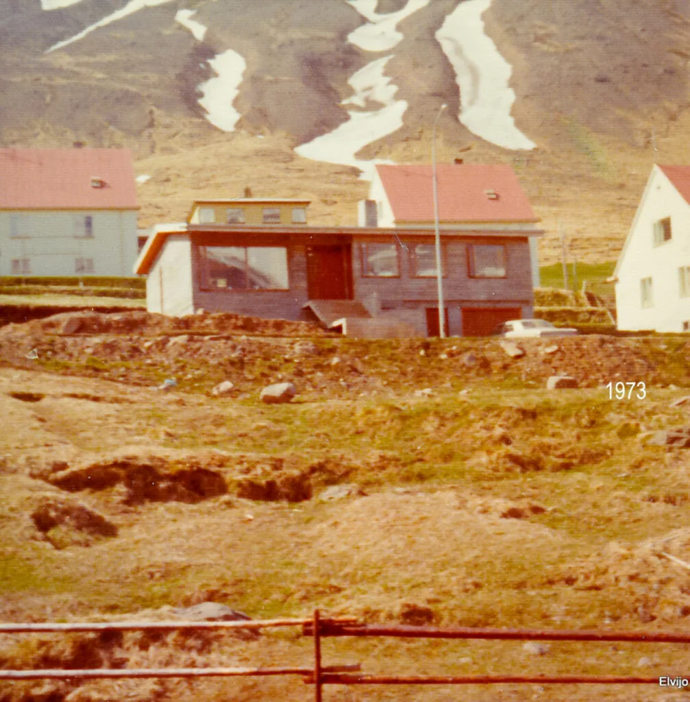 Nýlega byggt hús við Laugarveg 18, vorið 1973. Óhætt er að segja að girðingin norðan við Hafnartún 2, hús Hannesar Bald og Höddu, sé nú ekki beinlínis rölluheld. Ljósmyndari: E. Vilborg Jónsdóttir.