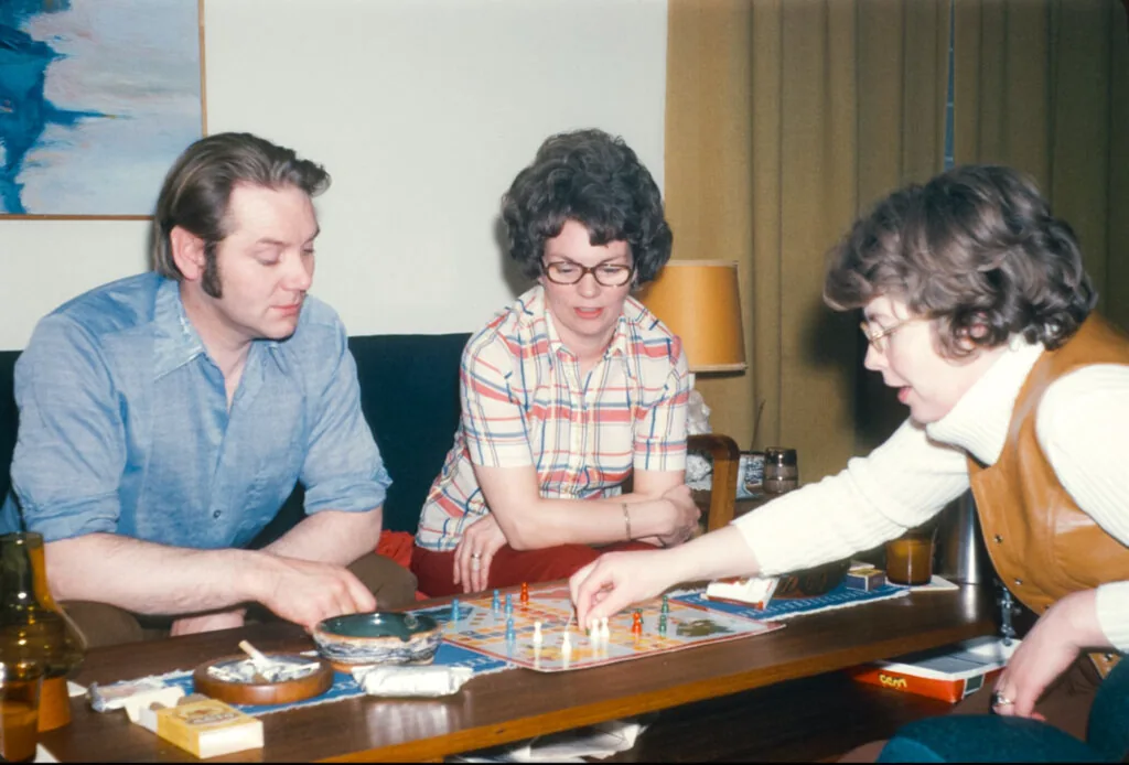 Vinir og nágrannar spila Lúdó.  Ljósmyndari Hannes Pétur Baldvinsson. Steinar Jónasson,  Halldóra (Hadda) Jónsdóttir og Elísabet Vilborg Jónsdóttir. Mynd fengi að láni frá Facebooksíðu Vilborgar. 