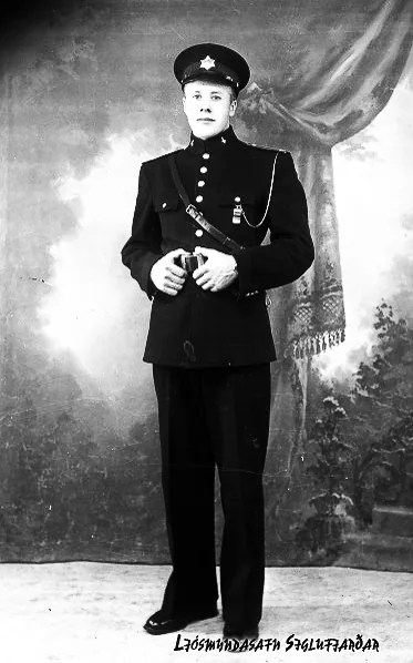 Jóhannes Þórðarson, lægregluþjónn, með flautu við brjóstvasann. 
Ljósmyndari: Kristfinnur Guðjónsson.