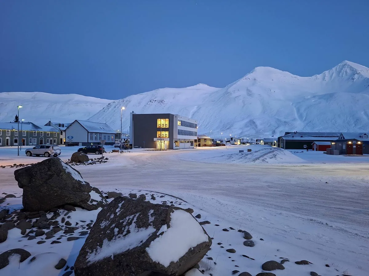 Myndir: Stillt yfir Siglufirði í ljósaskiptunum