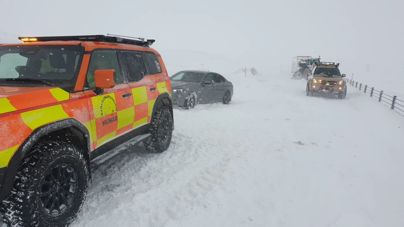 Aðgerðir björgunarsveita hafnar á ný á Holtavörðuheiði