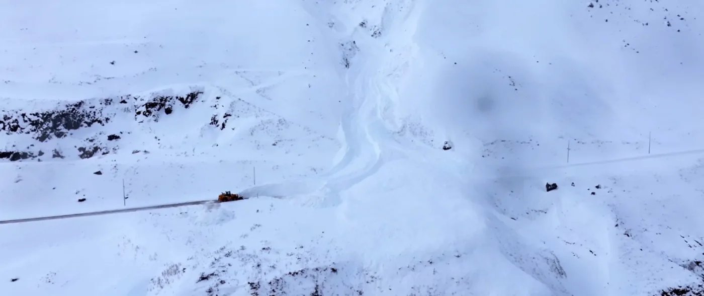 Umfangsmikið snjóflóð féll yfir Siglufjarðarveg