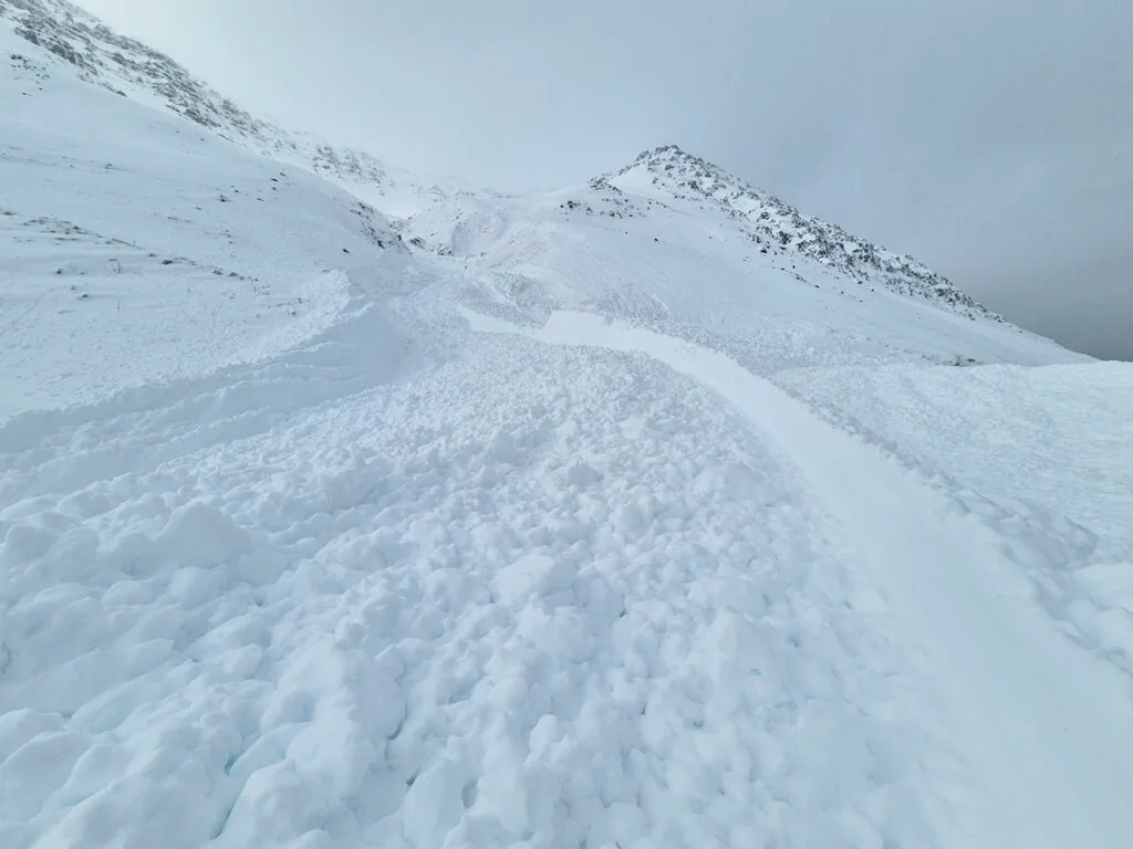 Stórbrotnar myndir Ingvars Erlingssonar ljósmyndara af snjóflóðinu sem féll yfir veginn