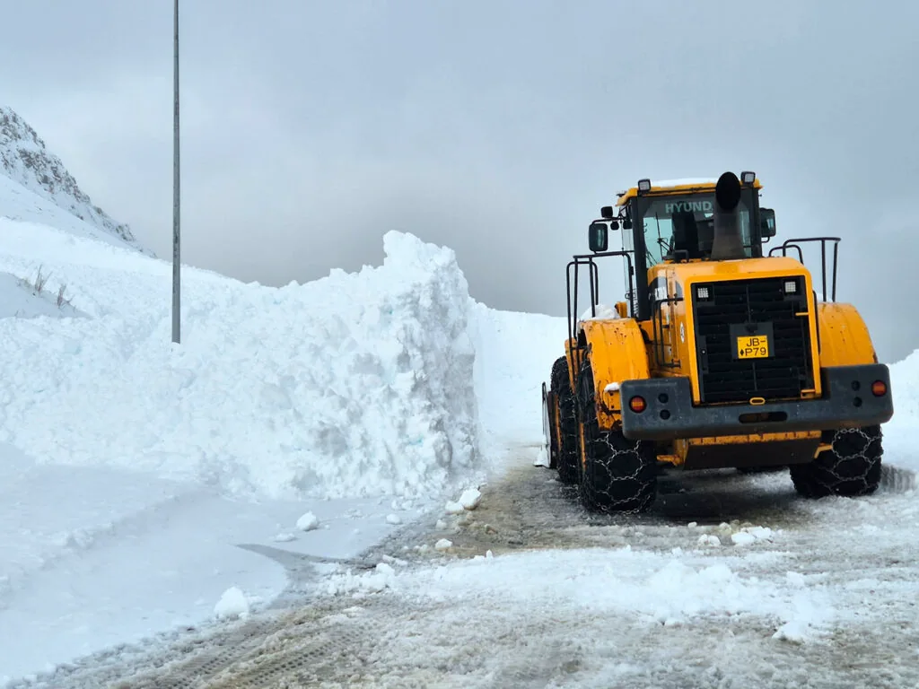 Stórbrotnar myndir Ingvars Erlingssonar ljósmyndara af snjóflóðinu sem féll yfir veginn