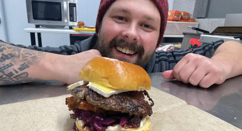 Langþráður Jólaborgari Daníels fyllti Fiskbúð Fjallabyggðar